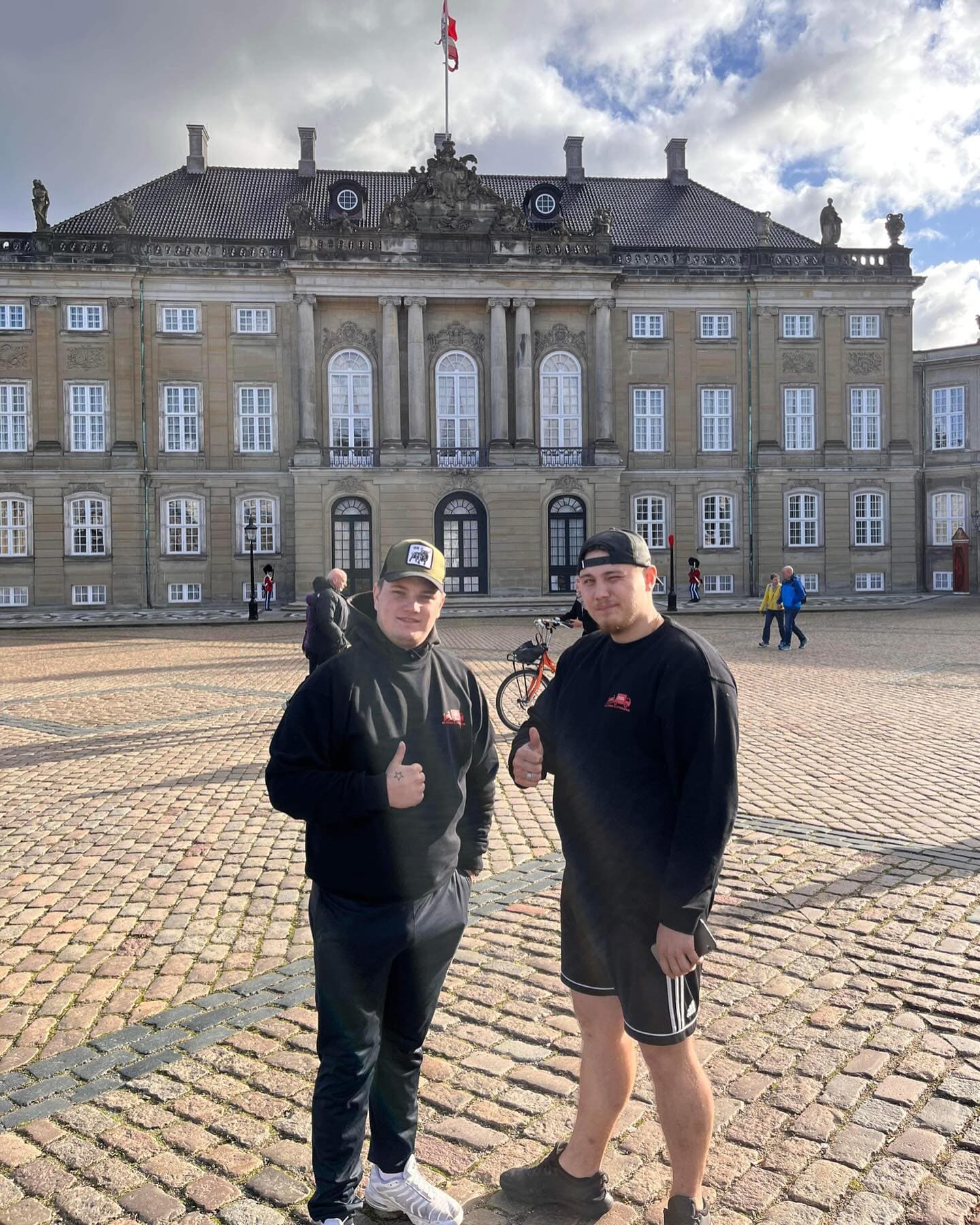 To flyttemænd foran et palæ