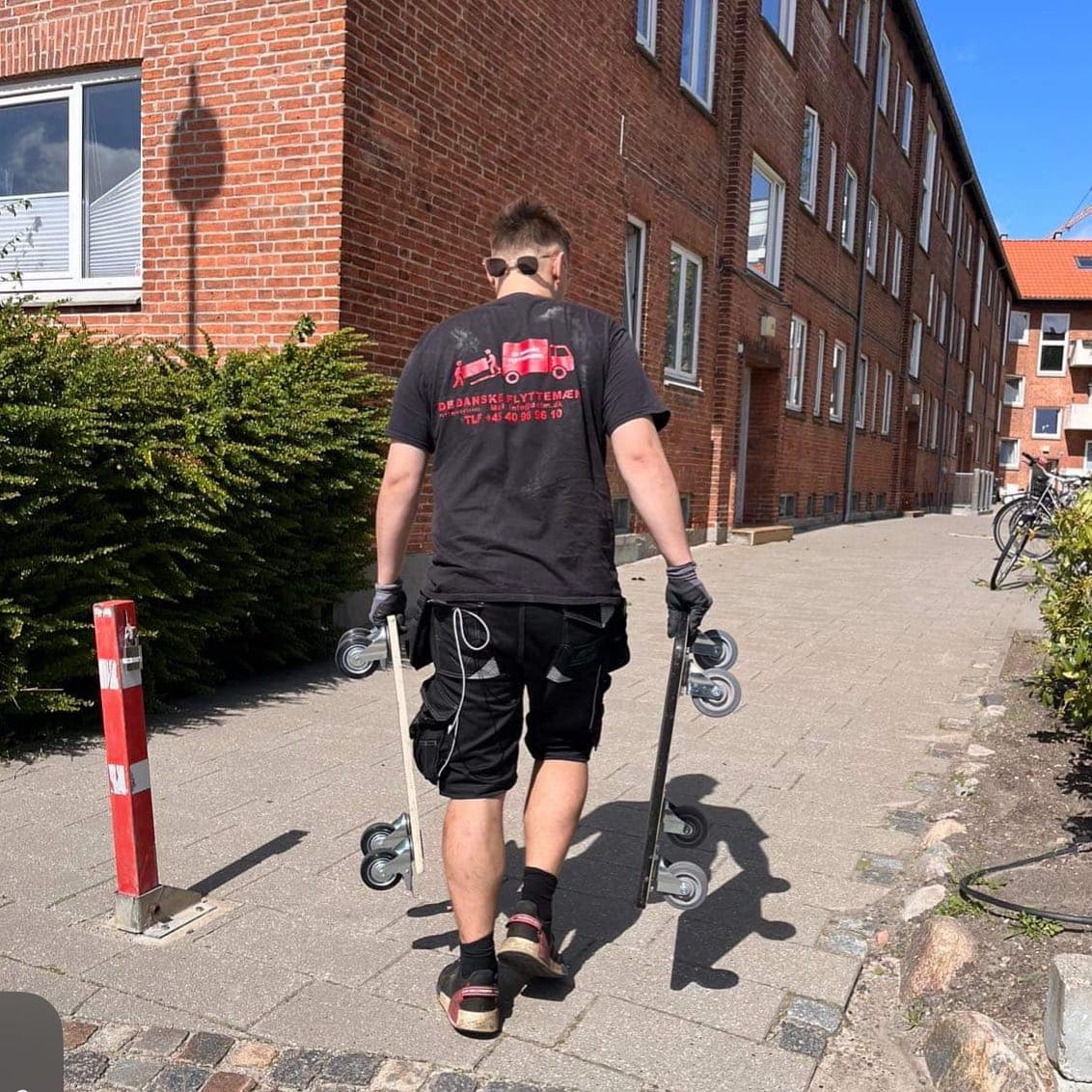 Flyttemand med sækkevogne på fortovet