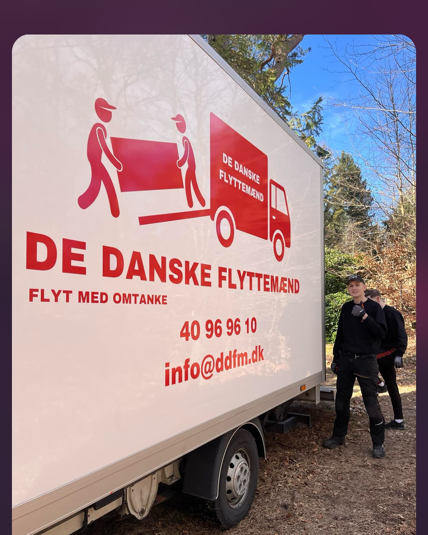 Flyttebil med De Danske Flyttemænds logo og teksten Flyt med omtanke